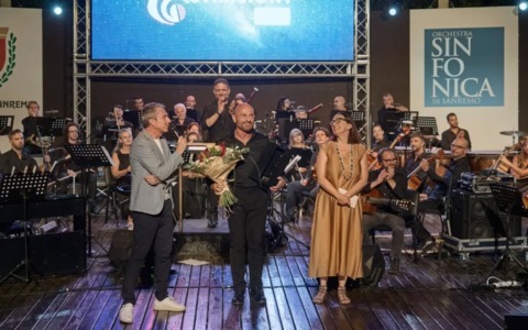 Raiz riceve il Premio Roberto Murolo dopo il concerto all’Alfano con l’Orchestra Sinfonica