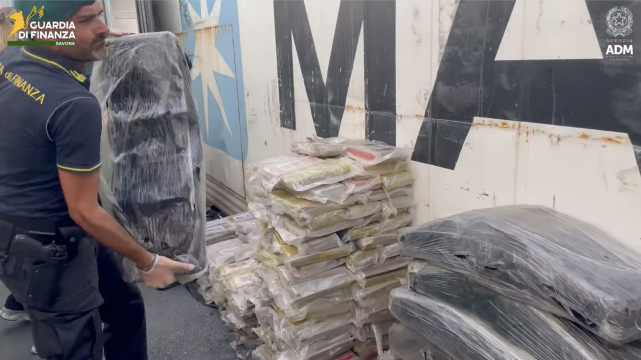 Scoperto un ingente carico di droga nel porto, valore stimato di 250 milioni di euro
