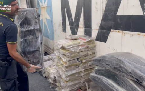 Scoperto un ingente carico di droga nel porto, valore stimato di 250 milioni di euro