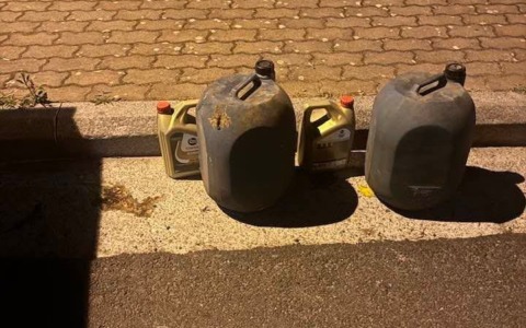 Taniche di olio esausto lasciate in strada: la denuncia di un ex assessore