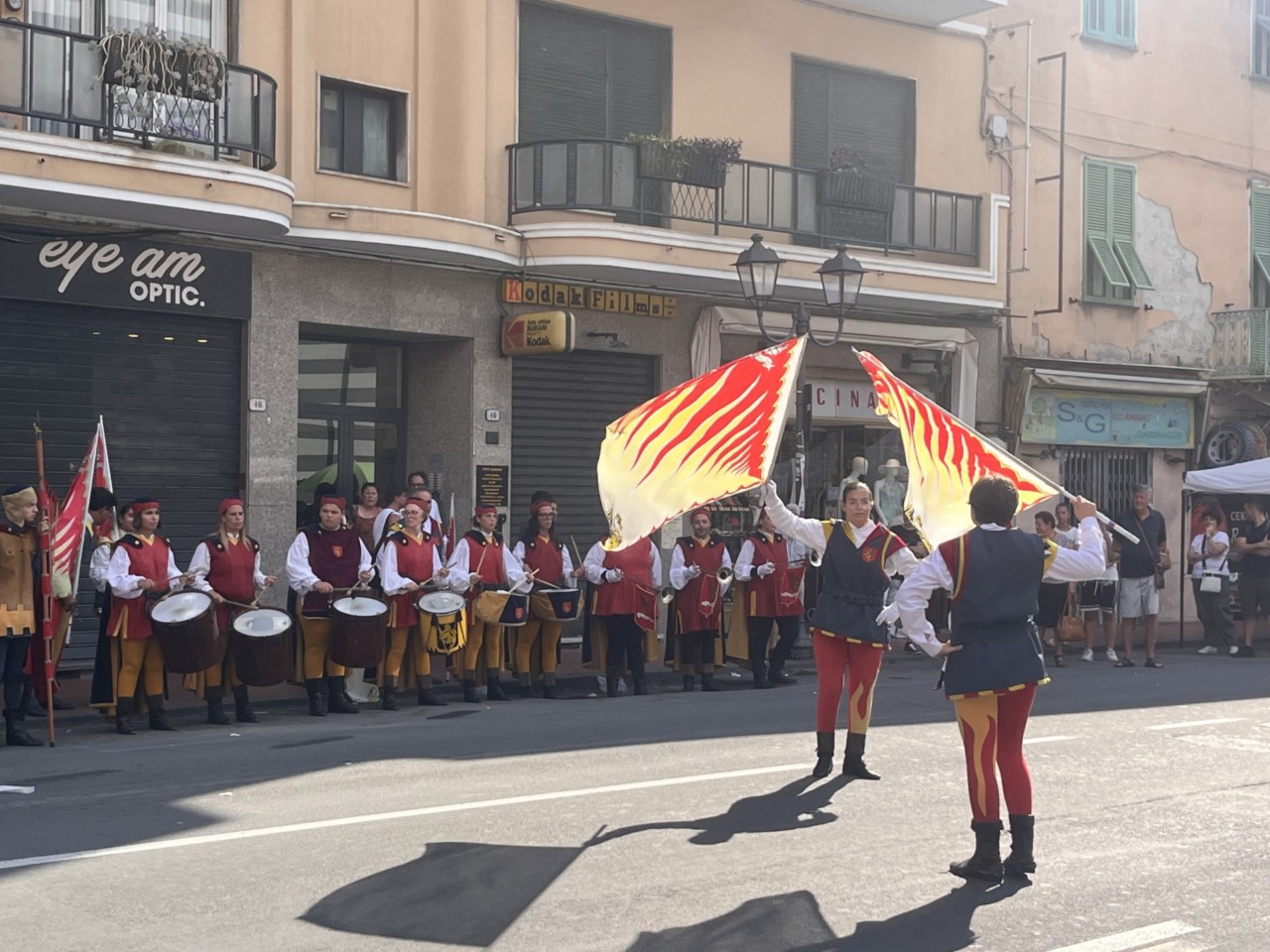 Un flash mob degli Sbandieranti incanta il centro di Ventimiglia
