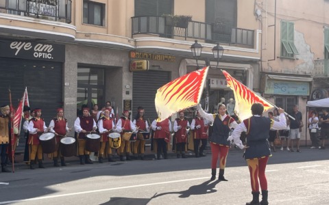 Un flash mob degli Sbandieranti incanta il centro di Ventimiglia
