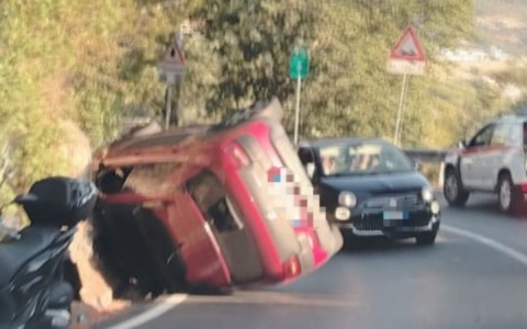 Incidente sul Capo Berta: auto cappottata