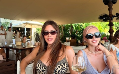 Sofia Vergara pranzo al Twiga Baia Benjamin con amici